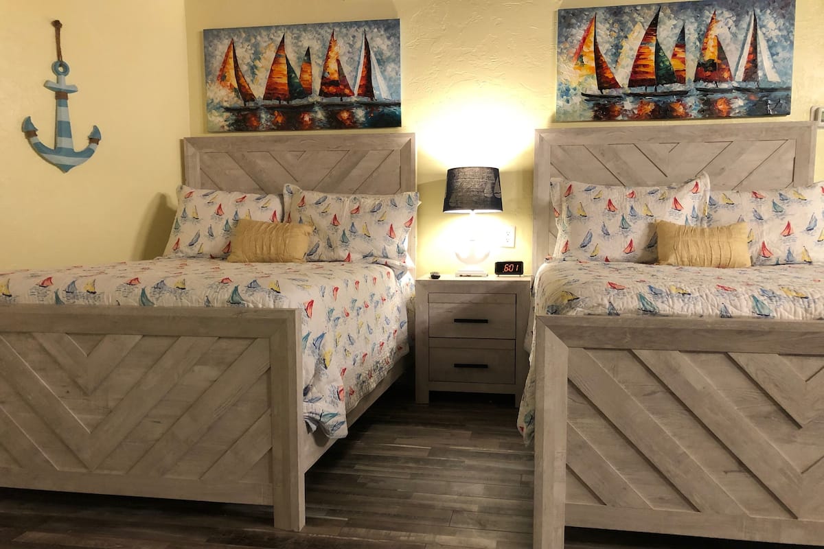 Tabla de planchar con plancha, wifi gratis y ropa de cama