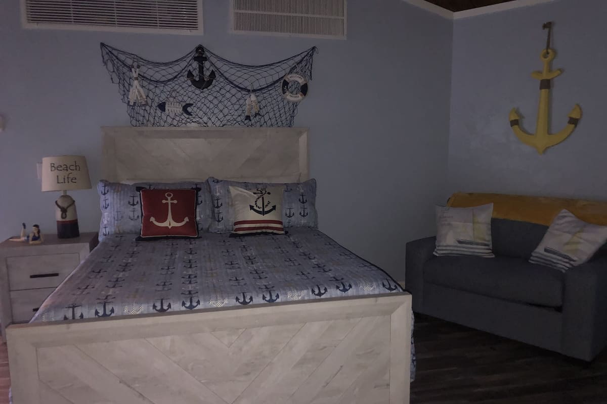 Habitación, 1 cama Queen size, se aceptan mascotas | Tabla de planchar con plancha, wifi gratis y ropa de cama