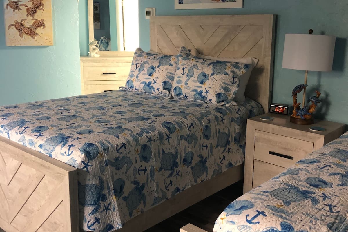 Tabla de planchar con plancha, wifi gratis y ropa de cama
