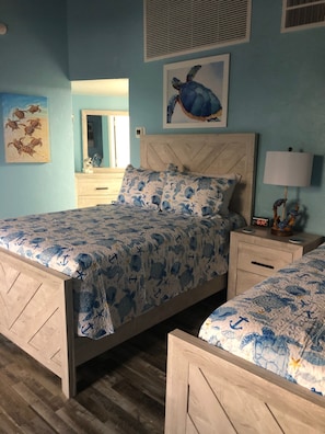 Iron/ironing board, free WiFi, bed sheets - Kon Tiki Inn (Venice)