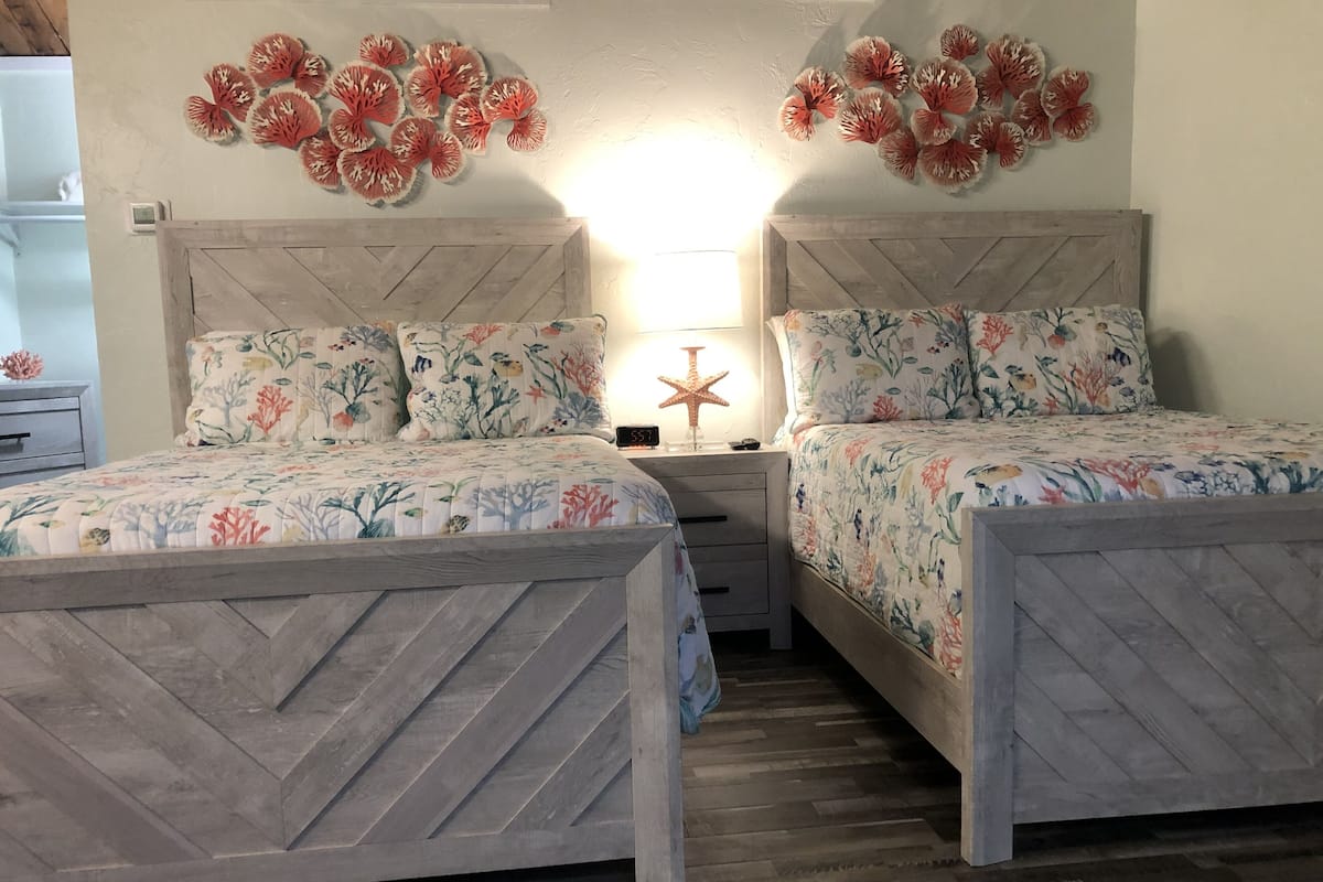 Tabla de planchar con plancha, wifi gratis y ropa de cama