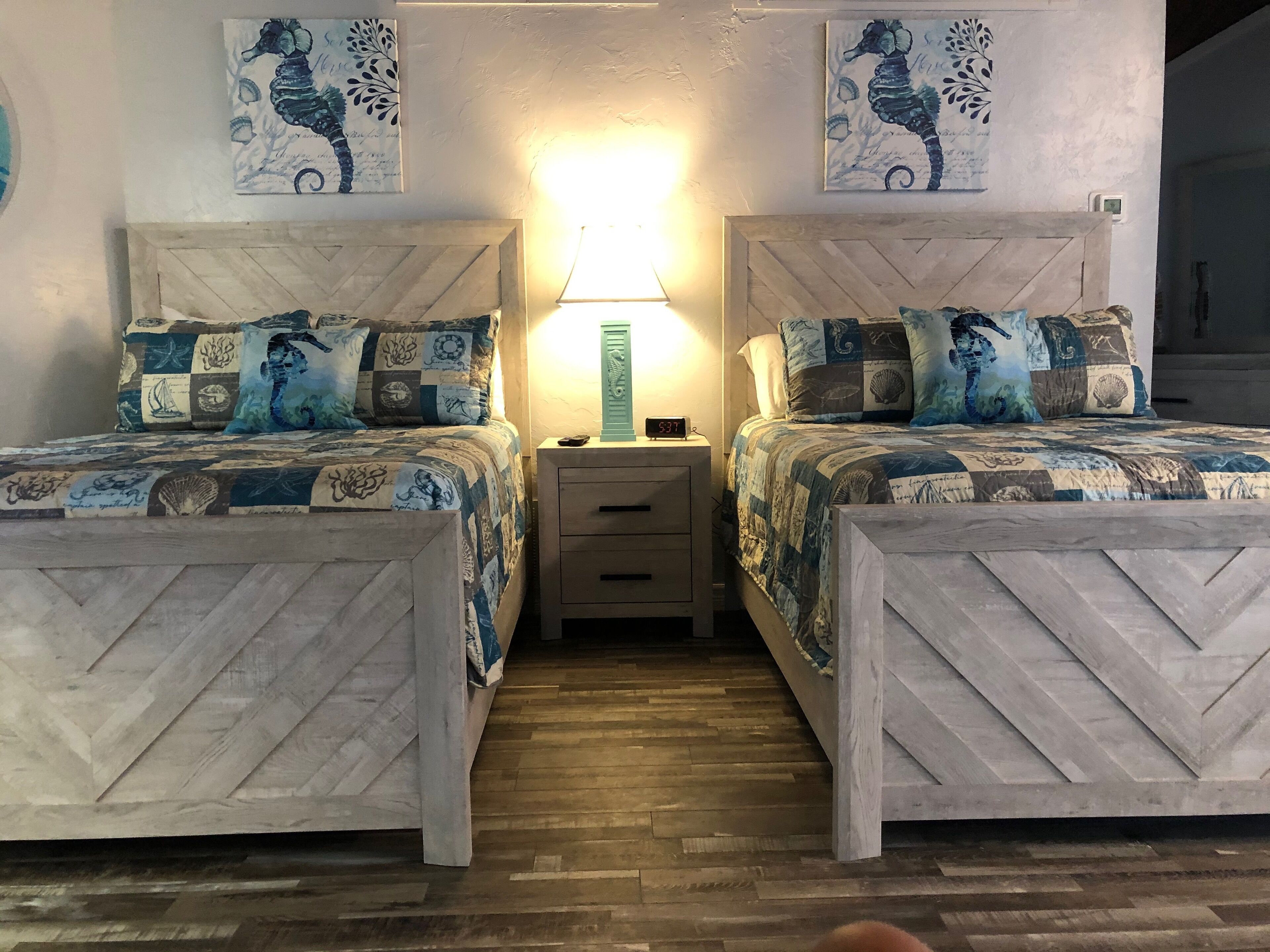 Dobbeltrom, 2 dobbeltsenger | Strykejern/-brett, wi-fi (inkludert) og sengetøy