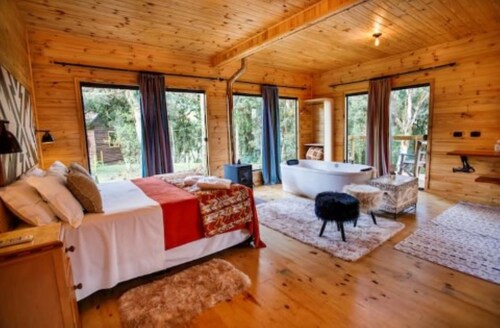 Signal Cabin: bathtub and incredible view from the bed!