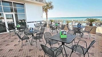 屋外ダイニングエリア