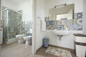 Habitación básica doble | Baño | Regadera, amenidades de baño gratuitas, secadora de cabello, toallas 