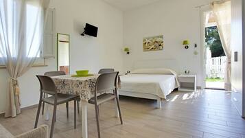 Studio Keluarga | Selimut bulu angsa, setrika/meja setrika, dan tempat tidur bayi