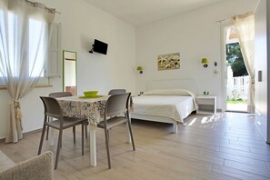 Family Studio | Down comforters, iron/ironing board, travel crib, free WiFi - casa vacanze senia del rais (Favignana)