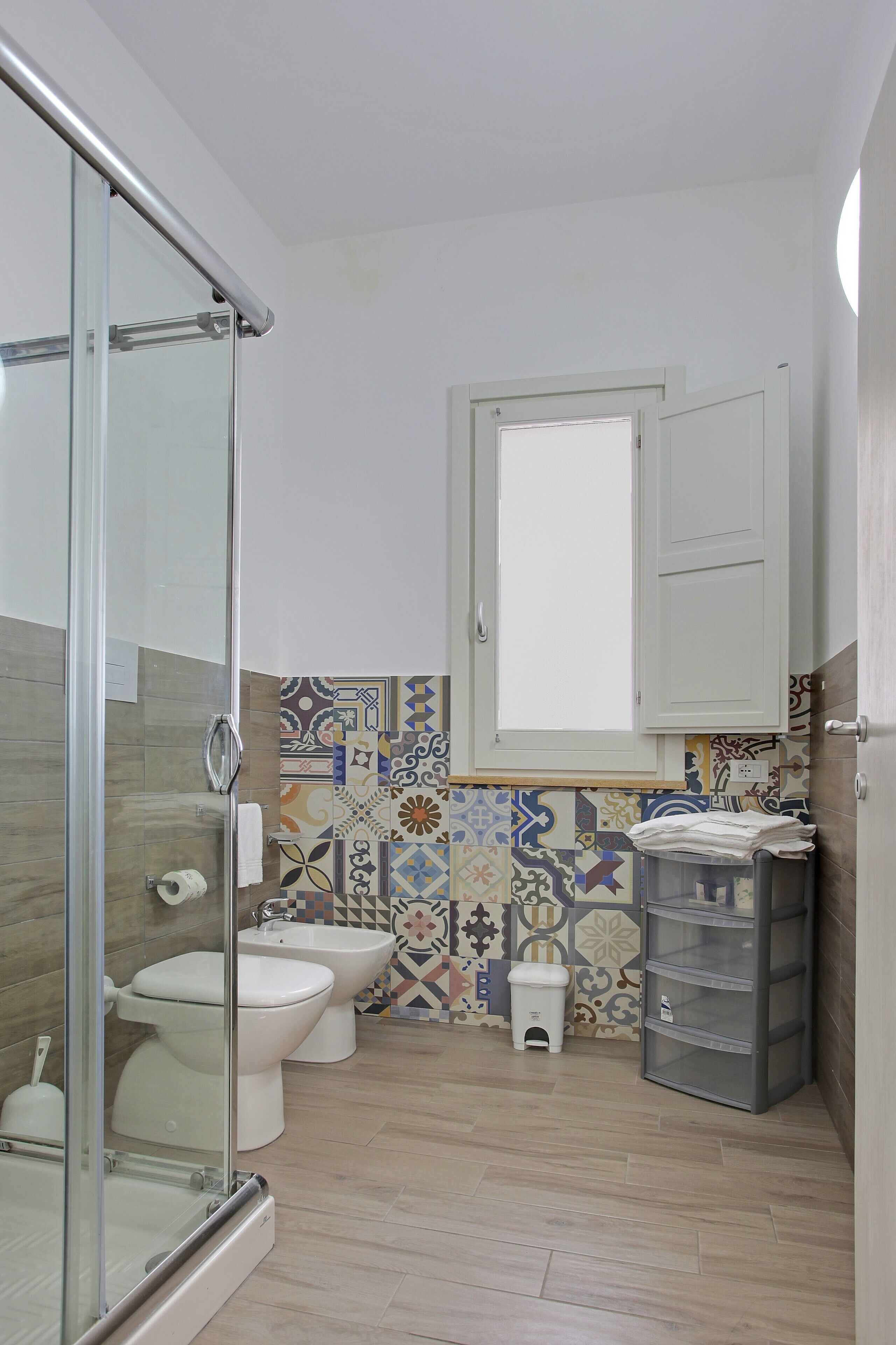 Shower, perlengkapan mandi gratis, pengering rambut, dan handuk