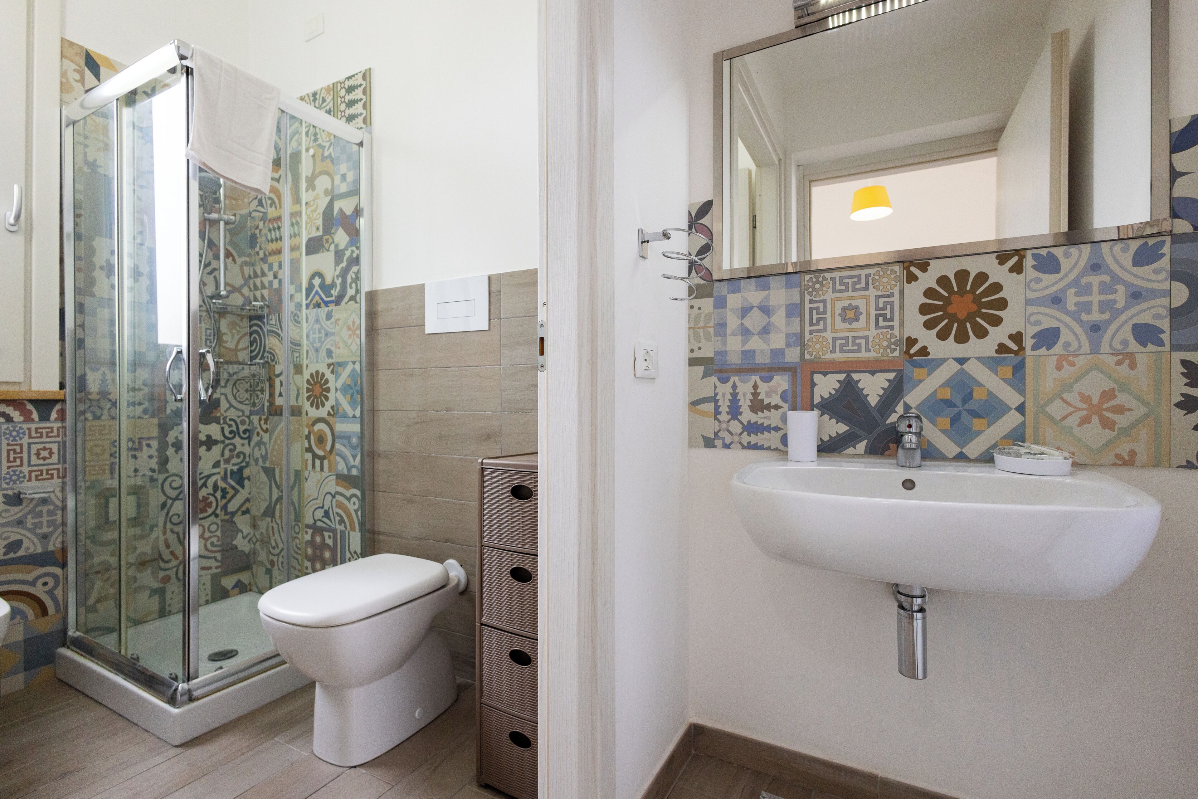 Un baño con ducha, inodoro y lavabo.