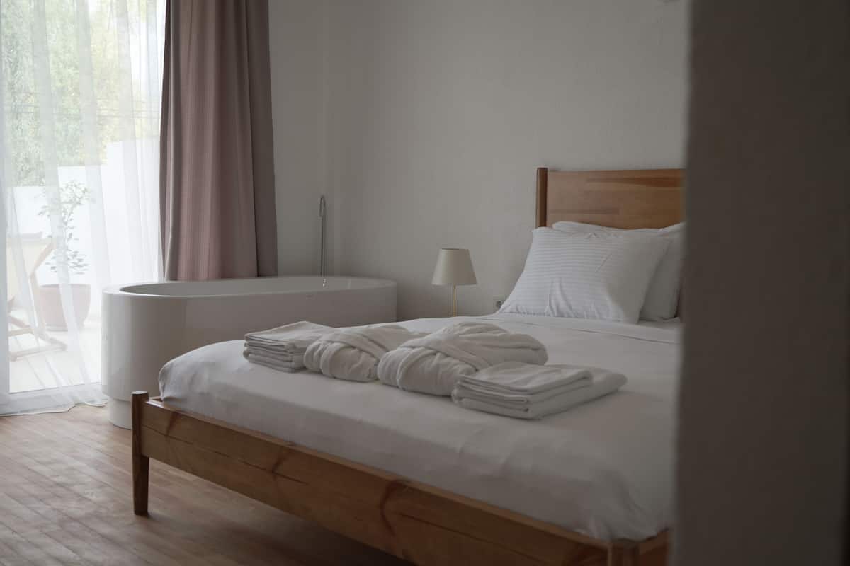 Superior Double Room, 1 Bedroom, Bathtub, City View | Premium bedding, Select Comfort beds, minibar, individually decorated