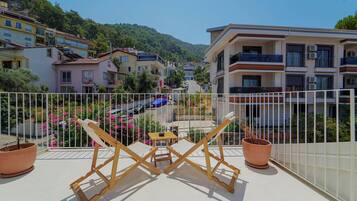 Luxury Double Room, 1 Bedroom, Bathtub, Mountain View | Living area