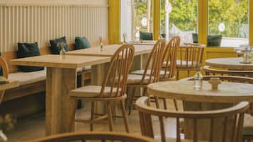 Café da manhã com pratos da culinária local grátis todos os dias