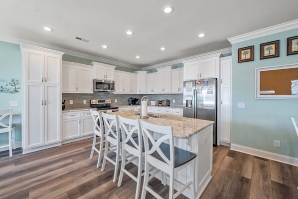 Geladeira, micro-ondas, fogão, cooktop