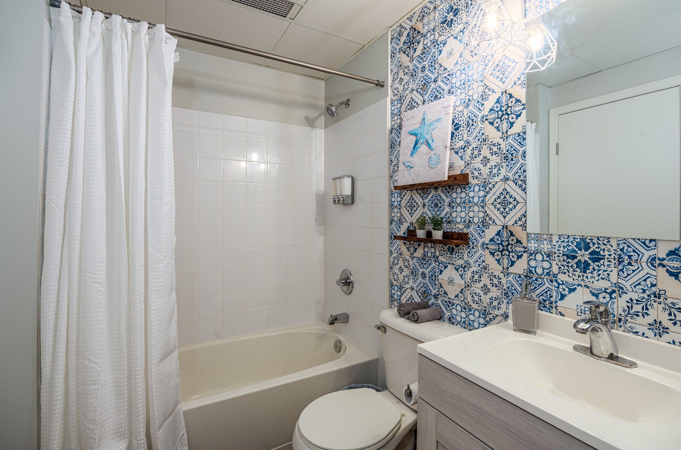 Ein Badezimmer mit Badewanne, Toilette und Waschbecken.