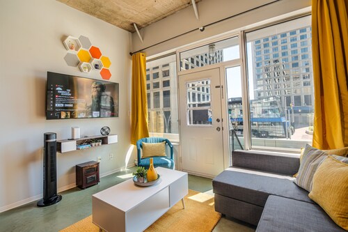 Central Station Vivid Loft:Balcony|LRT|Near Rogers