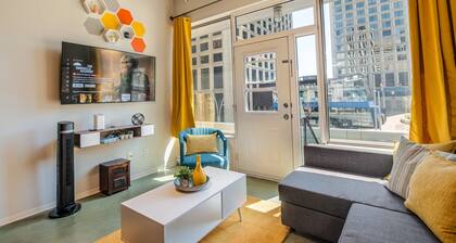 Central Station Vivid Loft:Balcony|LRT|Near Rogers