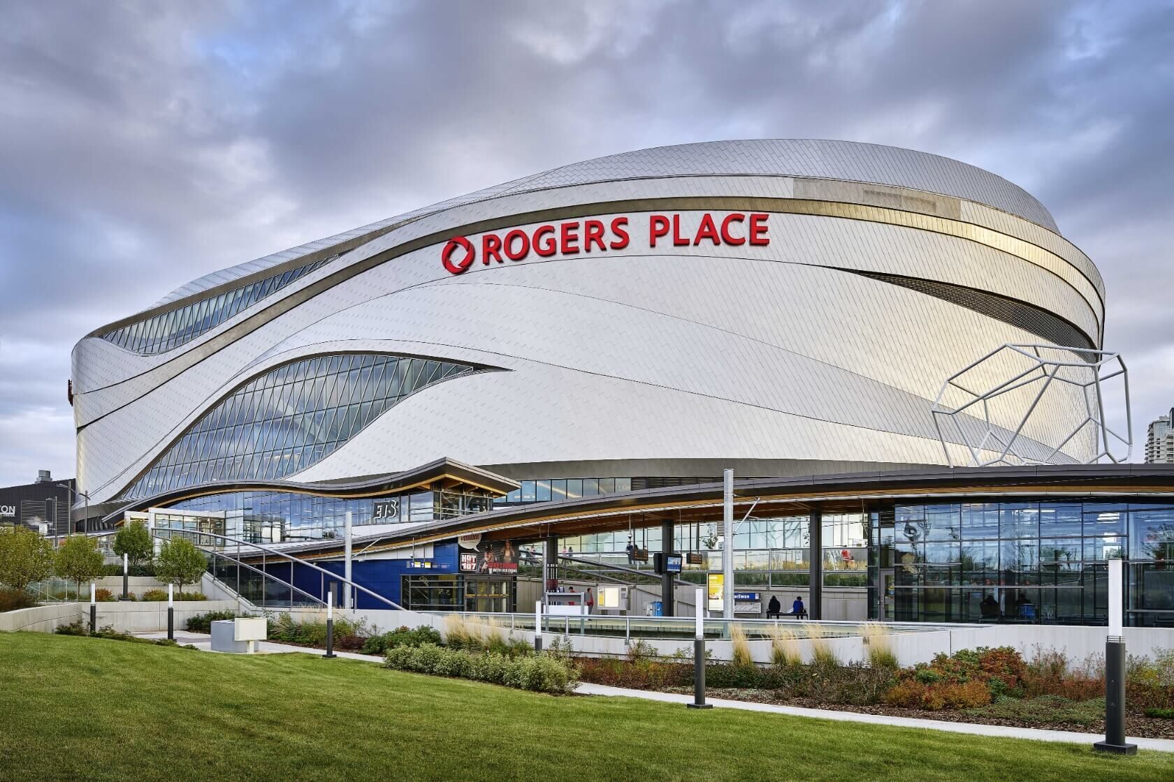 Moderni stadion, jonka nimikyltti, jossa lukee ”Rogers Place”, on selkeästi näkyvillä.