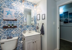 Badkar/dusch, hårtork, handdukar och tvål