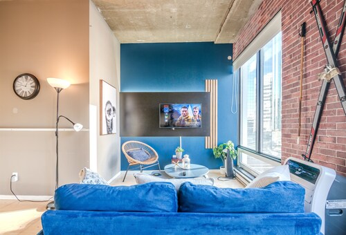 Vintage NY Style Loft: AC | Near Rogers | LRT