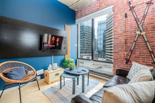 Vintage NY Style Loft: AC | Near Rogers | LRT