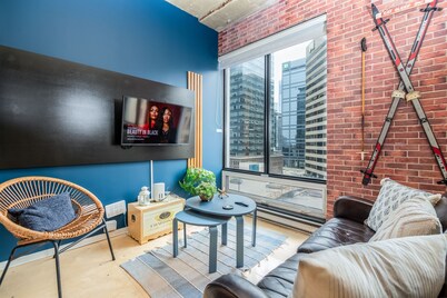 Vintage NY Style Loft: AC | Near Rogers | LRT