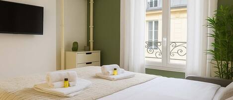 Fer et planche à repasser, lit parapluie, Wi-Fi, draps fournis