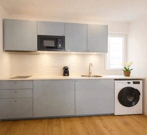 Réfrigérateur, four à micro-ondes, surface de cuisson, cafetière-théière