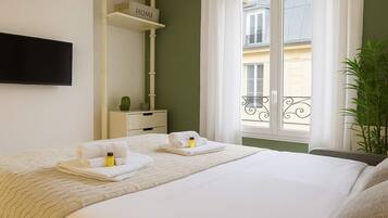 Fer et planche à repasser, lit parapluie, Wi-Fi, draps fournis