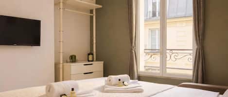 Iron/ironing board, WiFi, bed sheets