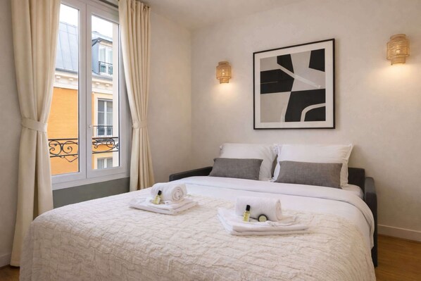 Iron/ironing board, WiFi, bed sheets