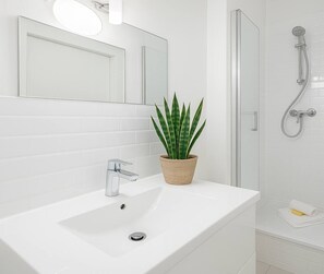 Shower, hair dryer, towels, soap - Cosy studio - Arc de Triomphe (Paris)