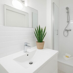Dusche, Haartrockner, Handtücher, Seife