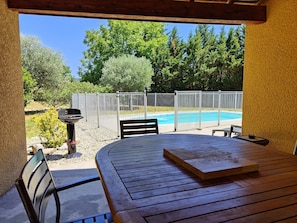 Outdoor dining - La Source, Villas Saint Laurent. Villa 4 pers, air conditioning, private pool (Vallon-pont-d'arc)
