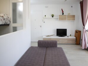 TV - "Modern Studio 100m from Beach with Parking and All Amenities" (Torredembarra)