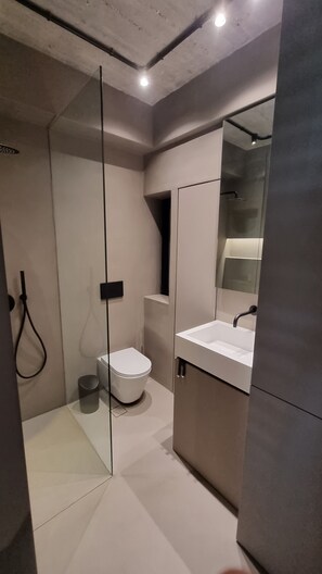 Studio Design | Salle de bain | Douche, séchoir à cheveux, serviettes fournies