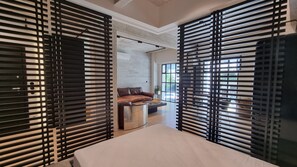 디자인 스튜디오 | 암막 커튼, 무료 WiFi, 침대 시트