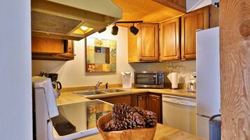 Fridge, oven, coffee/tea maker, toaster