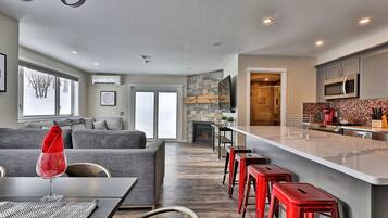 Condo, 2 Bedrooms | Tempat makan