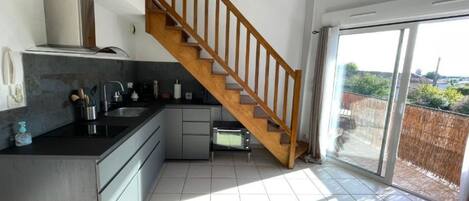 Réfrigérateur, micro-ondes, four, plaque de cuisson