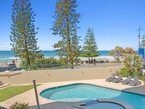 A heated pool - Beachfront Escape Zenith - Ocean Views, Pool, Spa (Surfers Paradise)