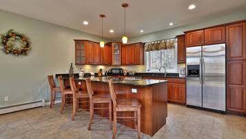House, 3 Bedrooms | Private kitchen | Fridge, oven, coffee/tea maker, toaster