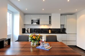 Kühlschrank, Mikrowelle, Herdplatte, Geschirrspüler