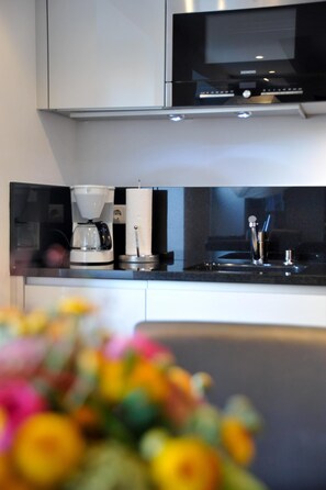 Kühlschrank, Mikrowelle, Herdplatte, Geschirrspüler