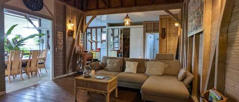 TV, bøker og stereoanlegg