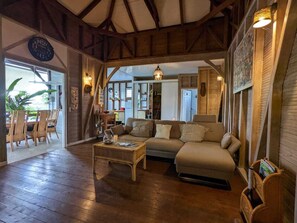 TV, books, stereo - Villa Pamaj, swimming pool and mountain view in the heart of the island (Lamentin)