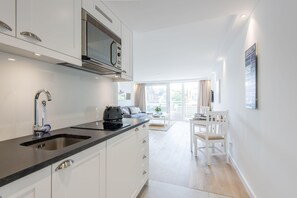 Kühlschrank, Mikrowelle, Herdplatte, Geschirrspüler