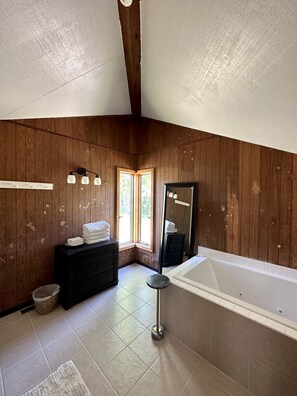 Dusche, Whirlpool, Haartrockner, Handtücher