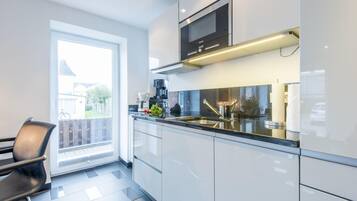Coffee/tea maker, fridge, microwave, stovetop