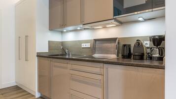 Refrigerador, parrilla de estufa, lavavajillas y cafetera y tetera