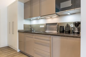 Fridge, stovetop, dishwasher, coffee/tea maker